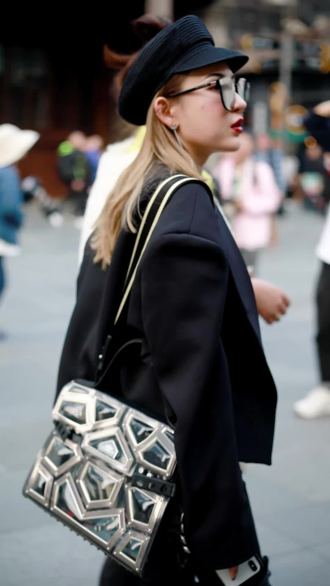 时尚街拍,来自大连市的美女,走路呼呼有风