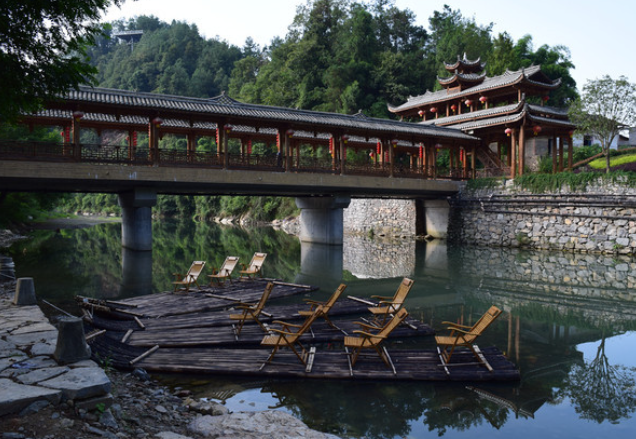 位于高拱桥村的恩施林业文化博物园还有一个名称——夷水侗乡景区