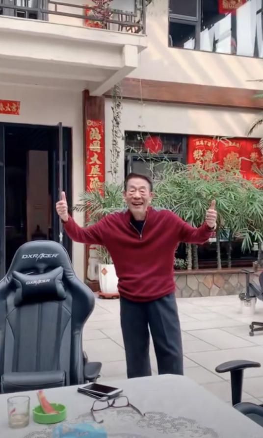 88岁杨少华与儿子庭院下棋,意外爆出三层中式豪宅,装修古典讲究
