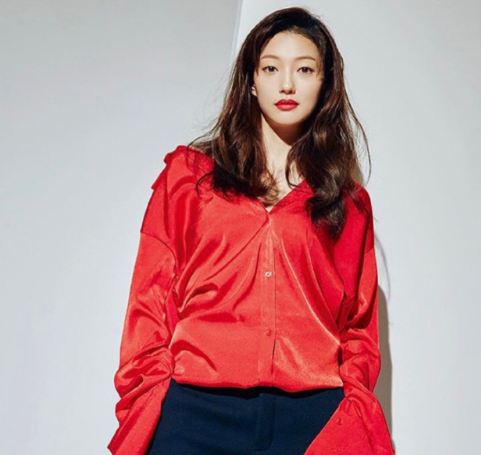 《鬼怪》中三神奶奶的扮演者李艾儿 超喜欢她涂红唇的样子 越看越有