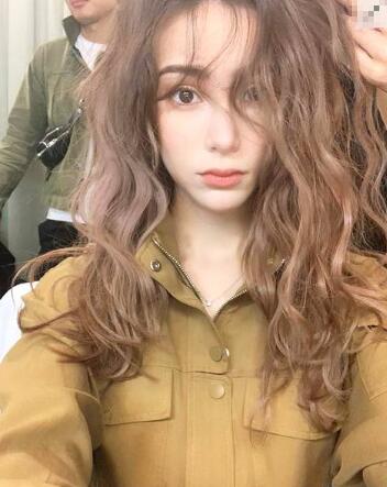 昆凌晒化妆照片获周杰伦点赞 皮肤白皙混血感十足