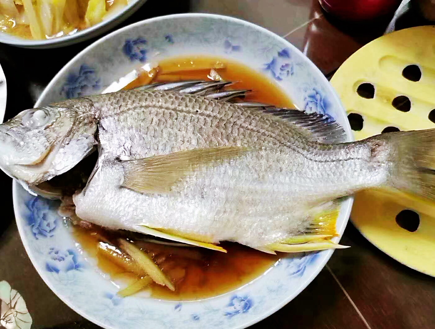 煮鱼时加大蒜,难怪鱼肉又腥又柴,老渔民分享正确方法