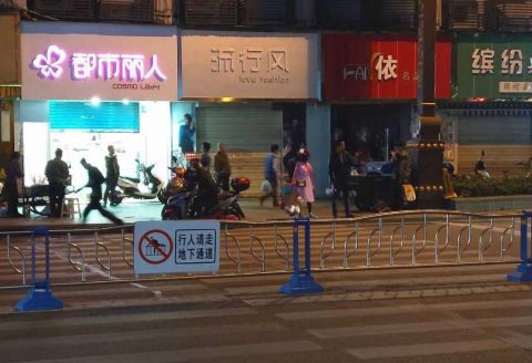 南充市五星花园的王小美,还有他的直播团队