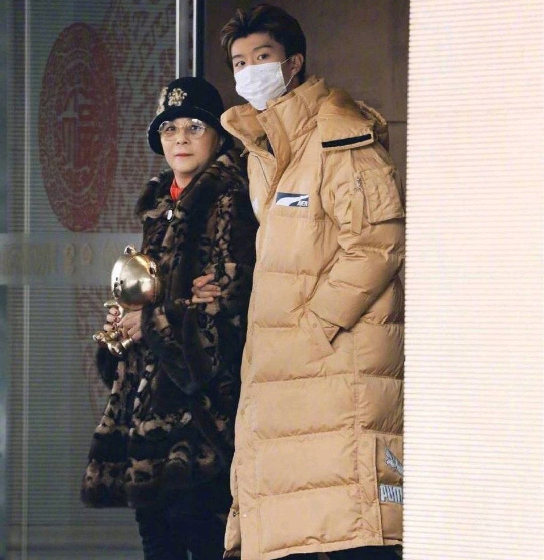 李晨和"准岳母"张传美亲自给范丞丞接机,和范冰冰好事将近?