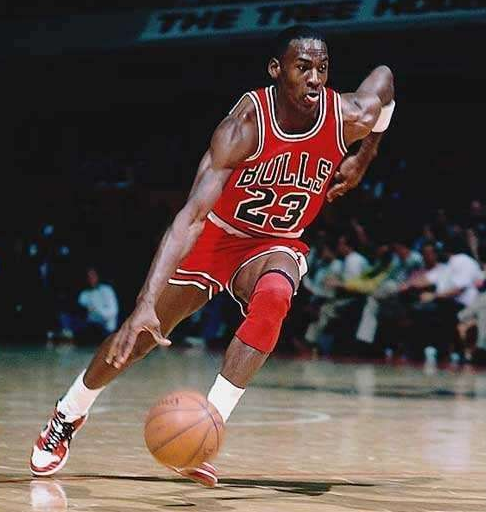 乔丹打球为何很少胯下运球等花哨动作?原因很简单,真没那必要