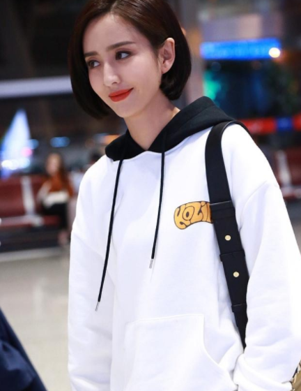 佟丽娅机场素颜照,剪了波波头后至少减龄10岁,美出新高度