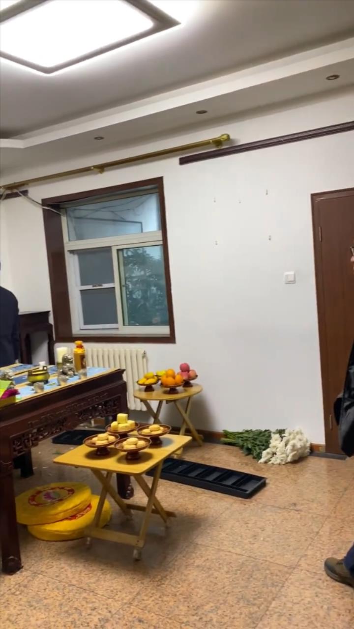 赵忠祥灵堂布置简单朴素,只敬香不烧钱纸,地点就设在老赵会客厅