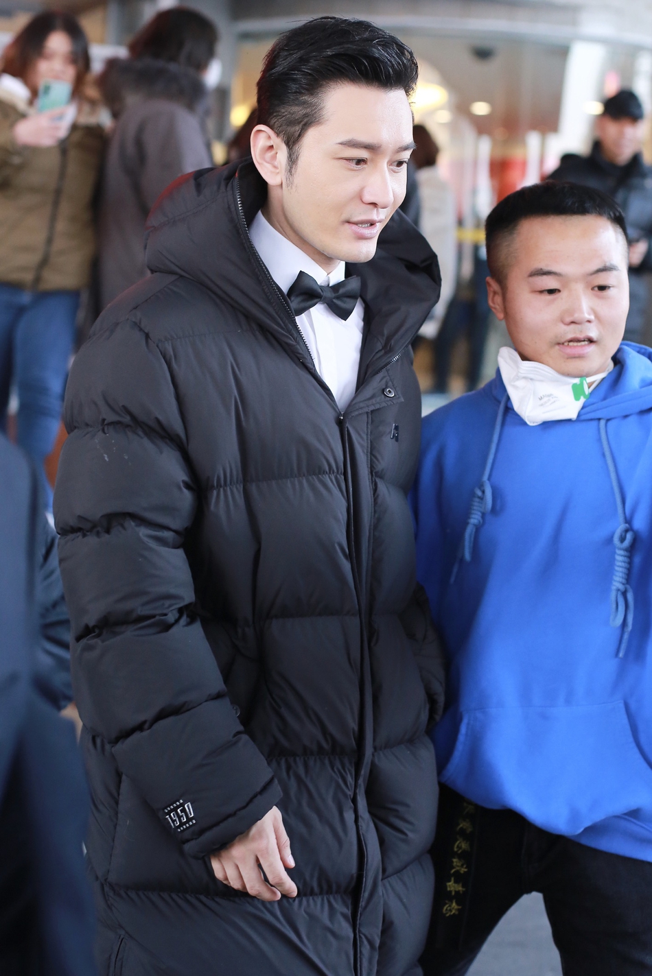 组图:黄晓明现身央视春晚第五次联排 白衬衣搭领结造型绅士