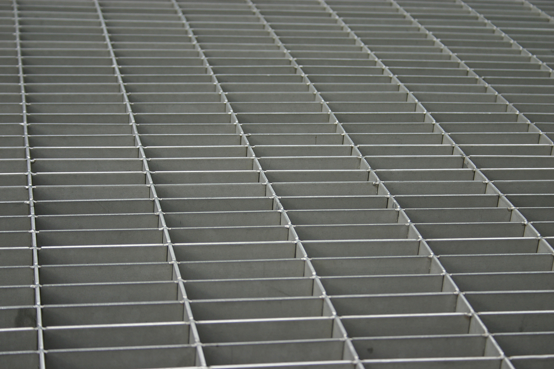 钢格栅板又叫钢格板,格栅板是用扁钢按照一定的间距和横杆进行交叉