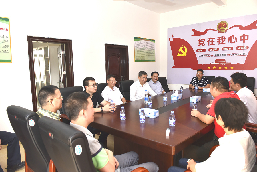 郑庆顺带队到湛江西塘村开展扶贫调研慰问活动