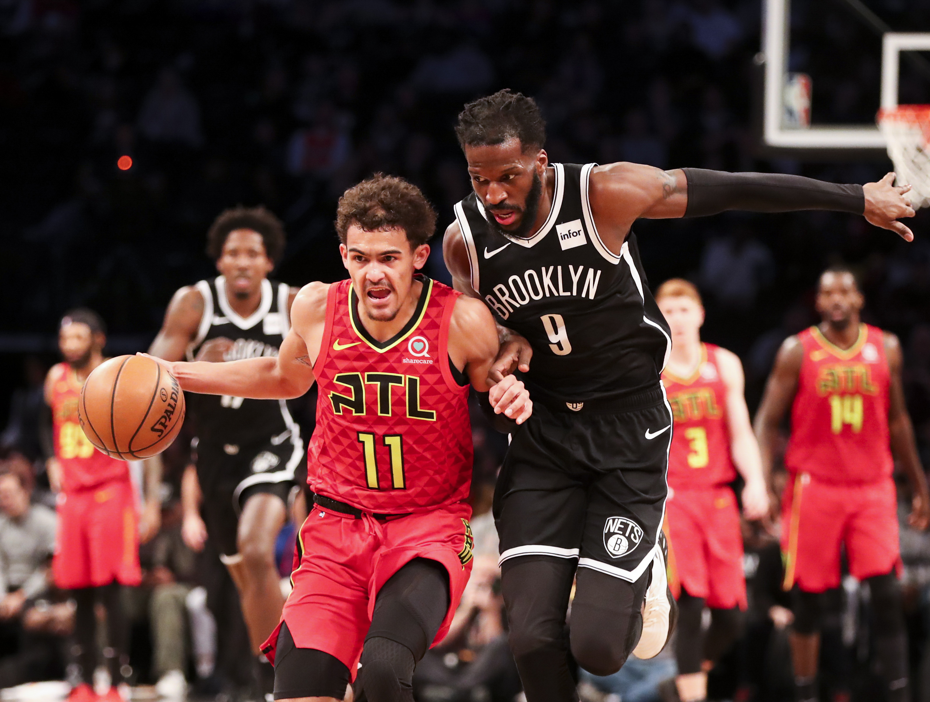 1月9日,老鹰队球员林书豪(右)在比赛中防守篮网队球员丁维迪.