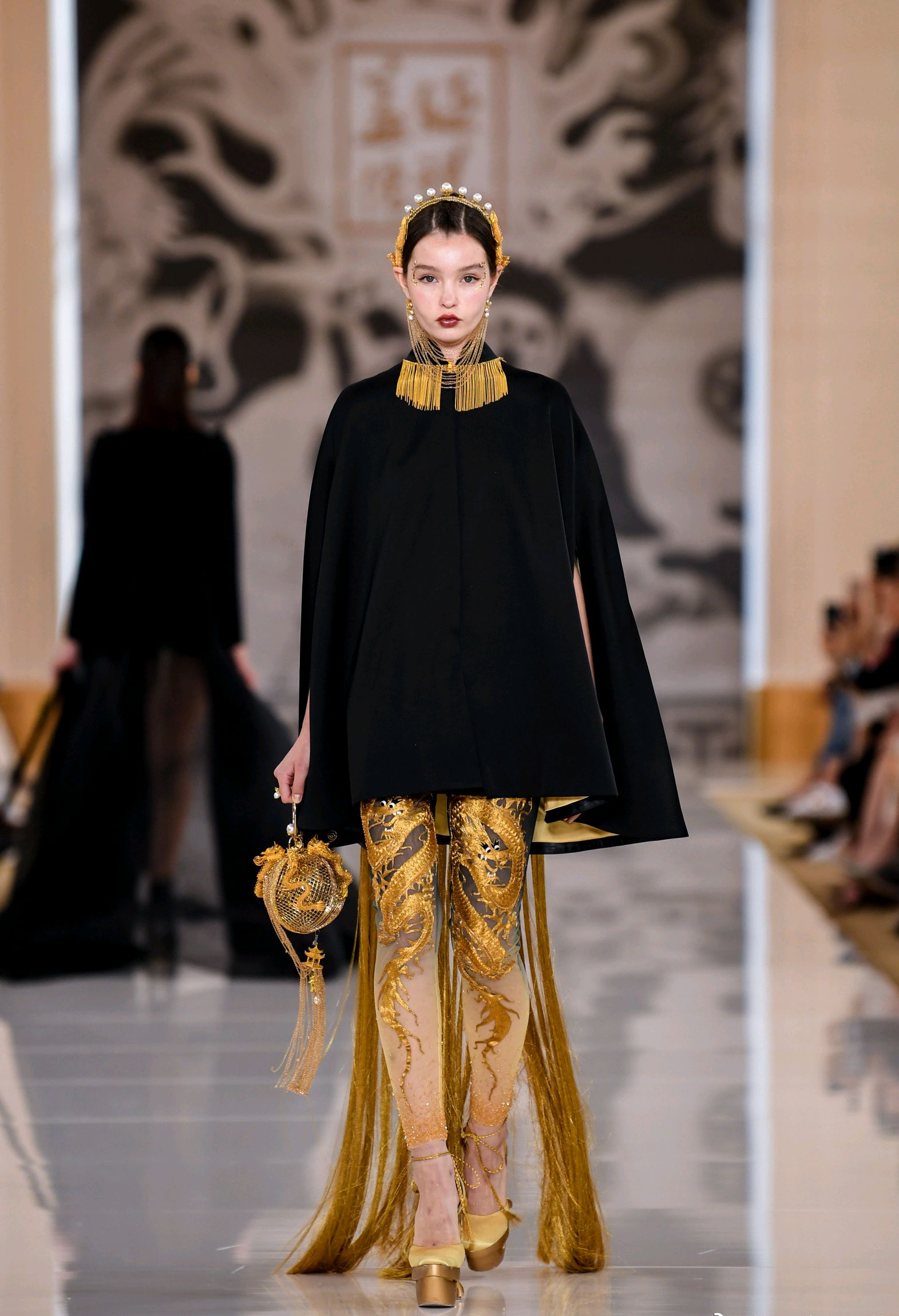 一针一线缔造中式奢华,一衣一饰传承中华之境.