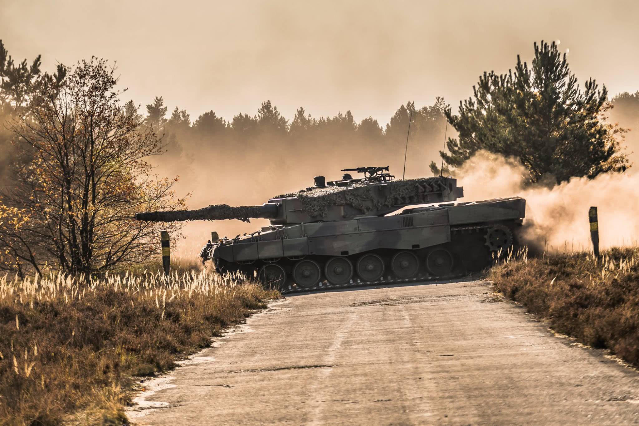 波兰陆军军事演习高清图组,镜头下的"豹2"主战坦克很有气势!