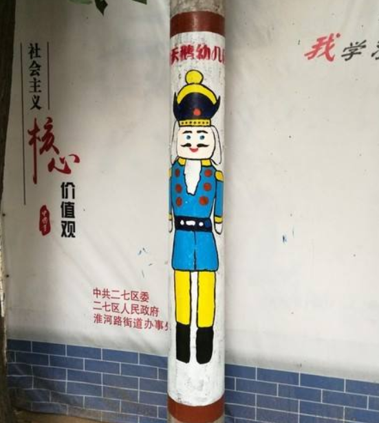 电线杆涂鸦上彩色美图,学生看入迷直接撞上,市民:真让人受不了