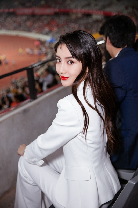 angelababy亮相中超开幕式 白西装传递力量感