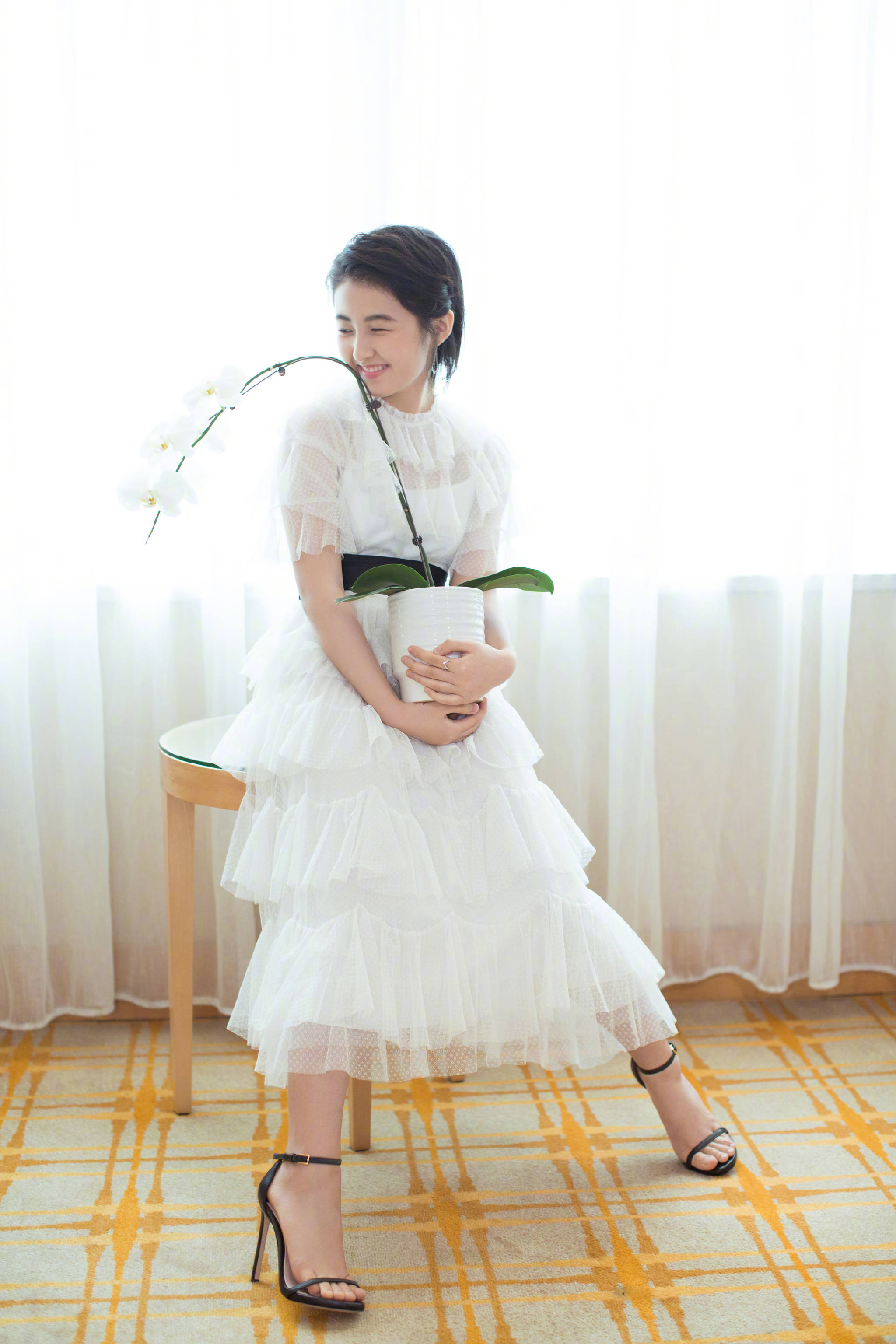 张子枫出席活动,白纱裙造型挺不错,有点少女初长成的意思了