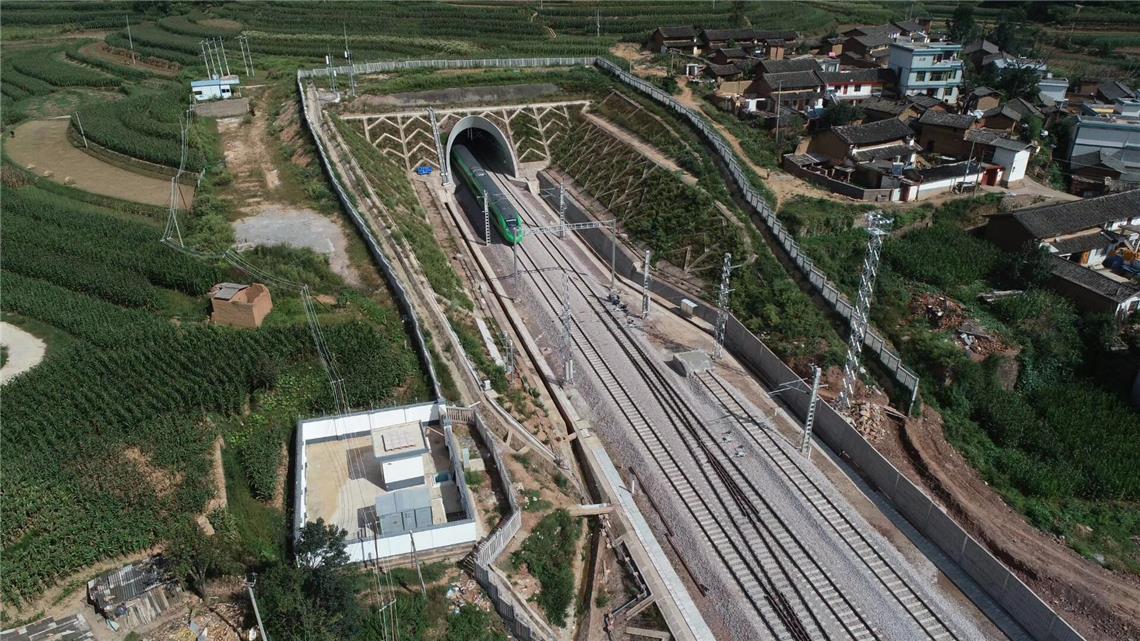 成昆铁路迎来"绿巨人" 成昆铁路扩能工程攀枝花南至广通段顺利通车