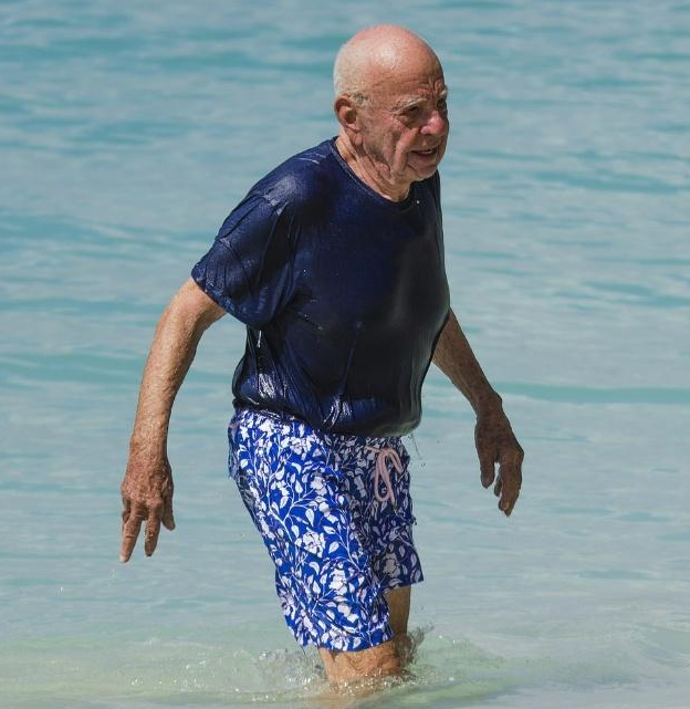 默多克与妻子海边度假,如胶似漆寸步不离,皮肤却松弛如"树皮"