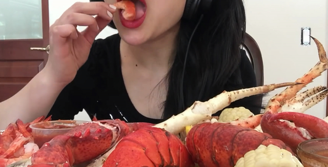 美女大胃王30分钟吃了20斤海鲜,她有一个绝招,最让女孩子羡慕了