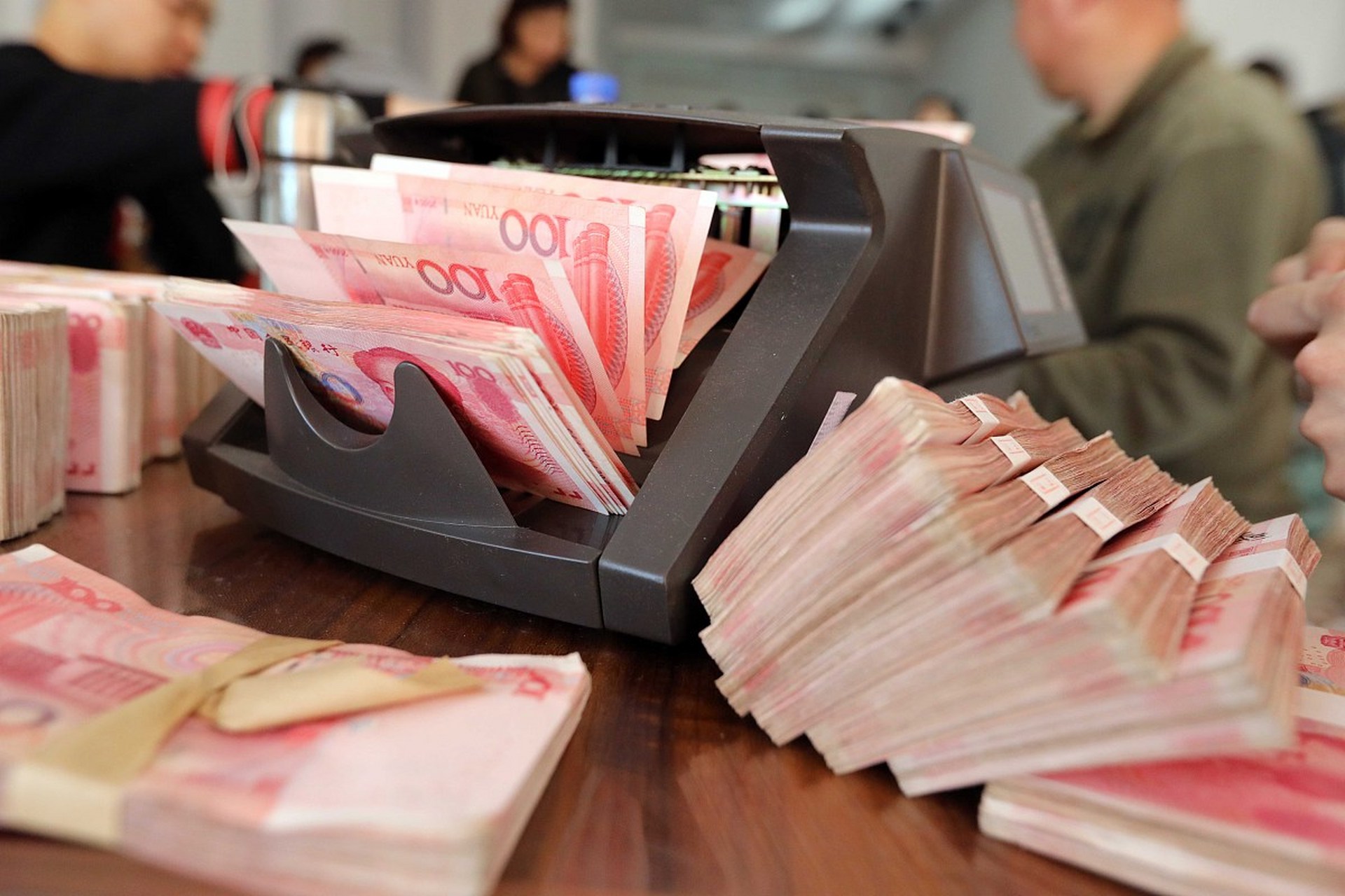 "湖北,女子27年前在银行存入400元,约定存期24年,到期后本息合计可得