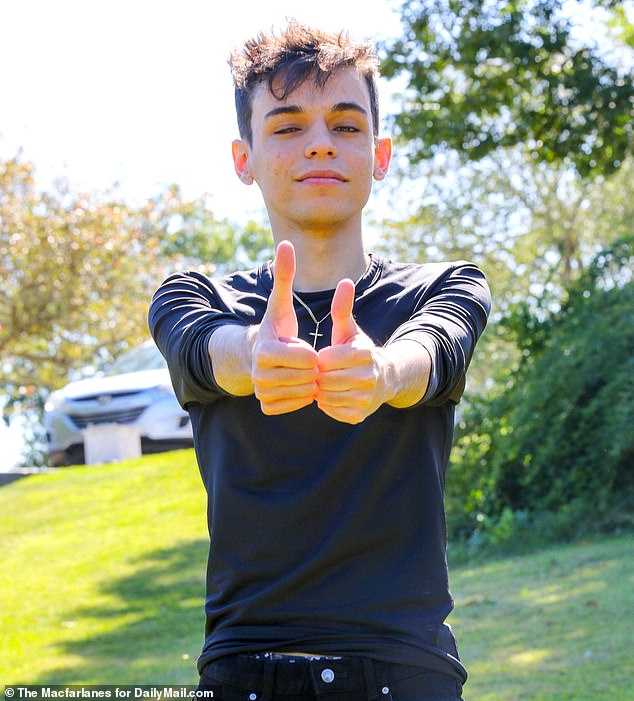 男生炫耀近13厘米超长大拇指 称打游戏特得劲儿