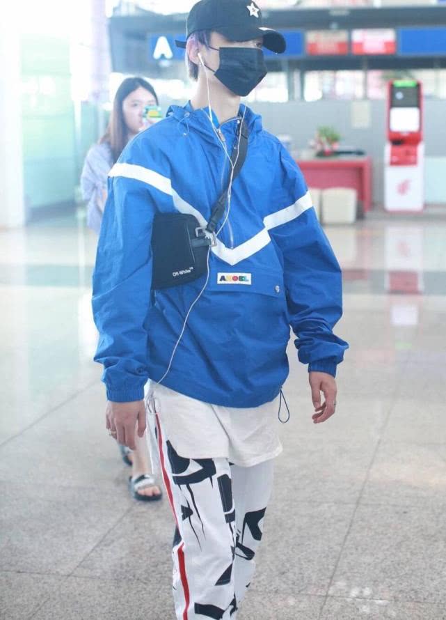 黄明昊蓝色西装干净清爽,网友:超养眼!