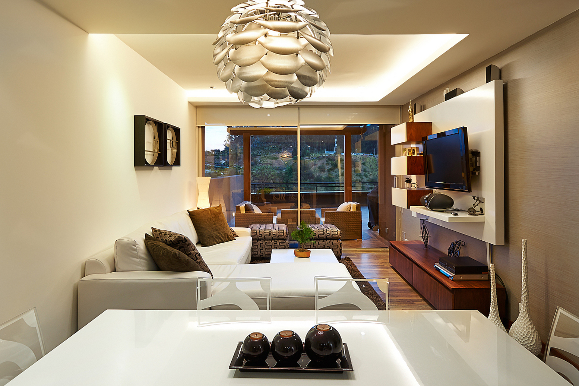 设计一个适合家庭聚会的客厅空间需要考虑以下几个因素:  1.