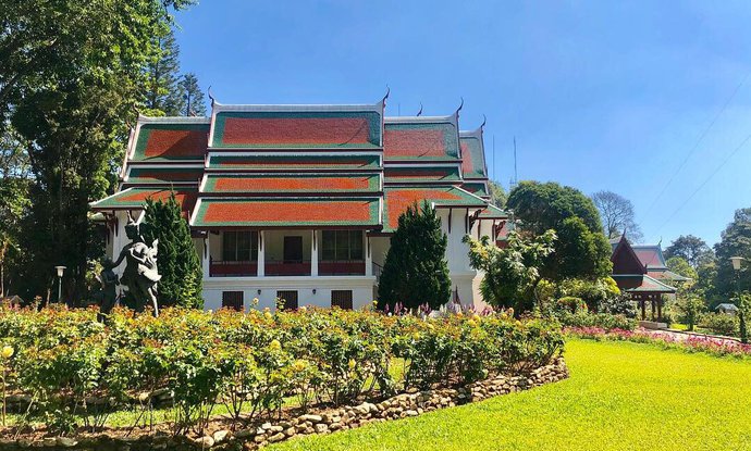 整个王宫为泰式建筑,花园内草木葱郁,种有各种奇花异草!