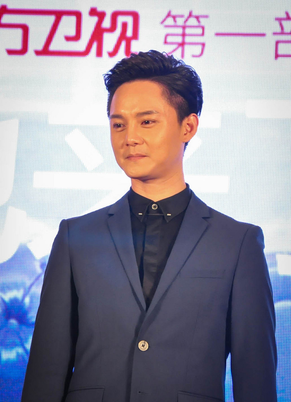 尹正原名叫谭峻鹏,他跟他妈妈姓,他爸爸是入赘女方的,而"尹正"这个