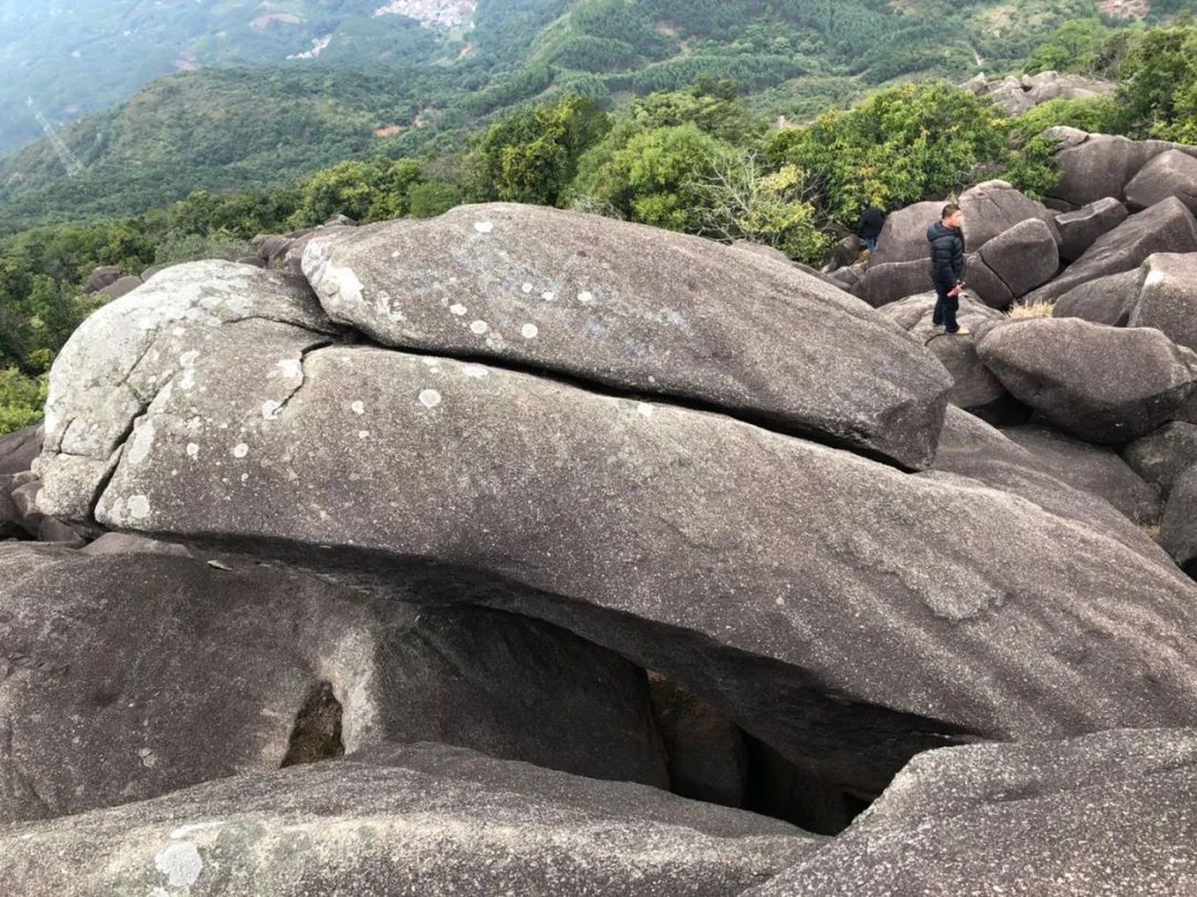 书面表达13: 	假如你是李华,英国某中学与你所在的学校是姐妹学校.