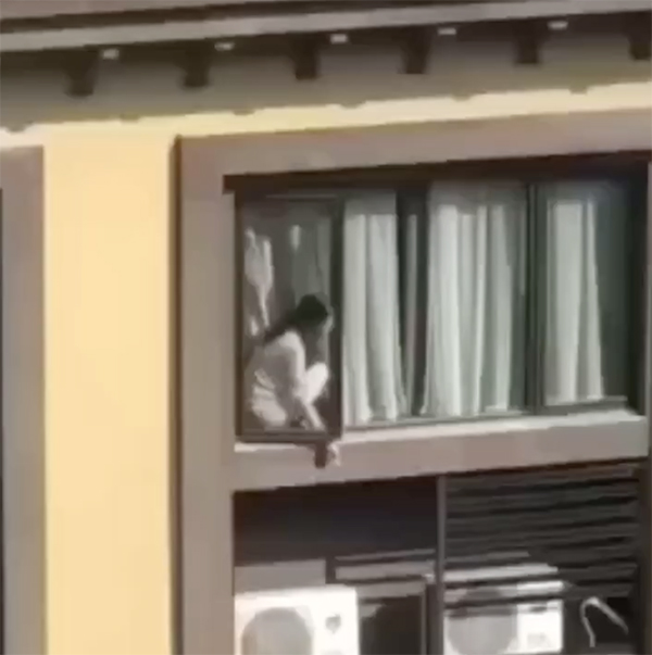 【推荐】白衣女子坐集中隔离点窗台抽烟还弹烟灰，奉城镇防控办回应了