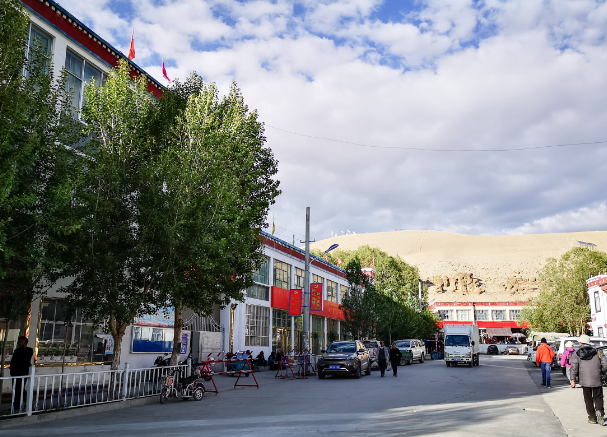 县城普兰镇海拔3800米,四周雪山环绕,来自孟加拉的湿润空气在这里