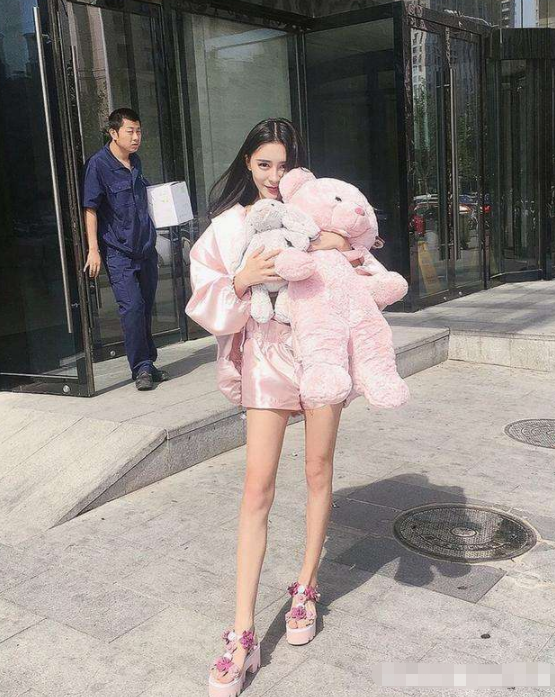 变形计:曾经让男生舔鞋的"舞媚娘",如今把生活过成了这样