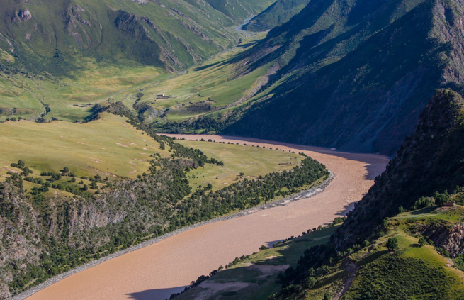 青海省玉树州壮美的通天河
