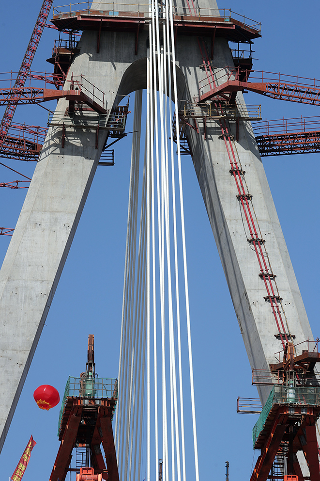 "浦江钻石"成功封顶,上海昆阳路越江大桥登顶136米