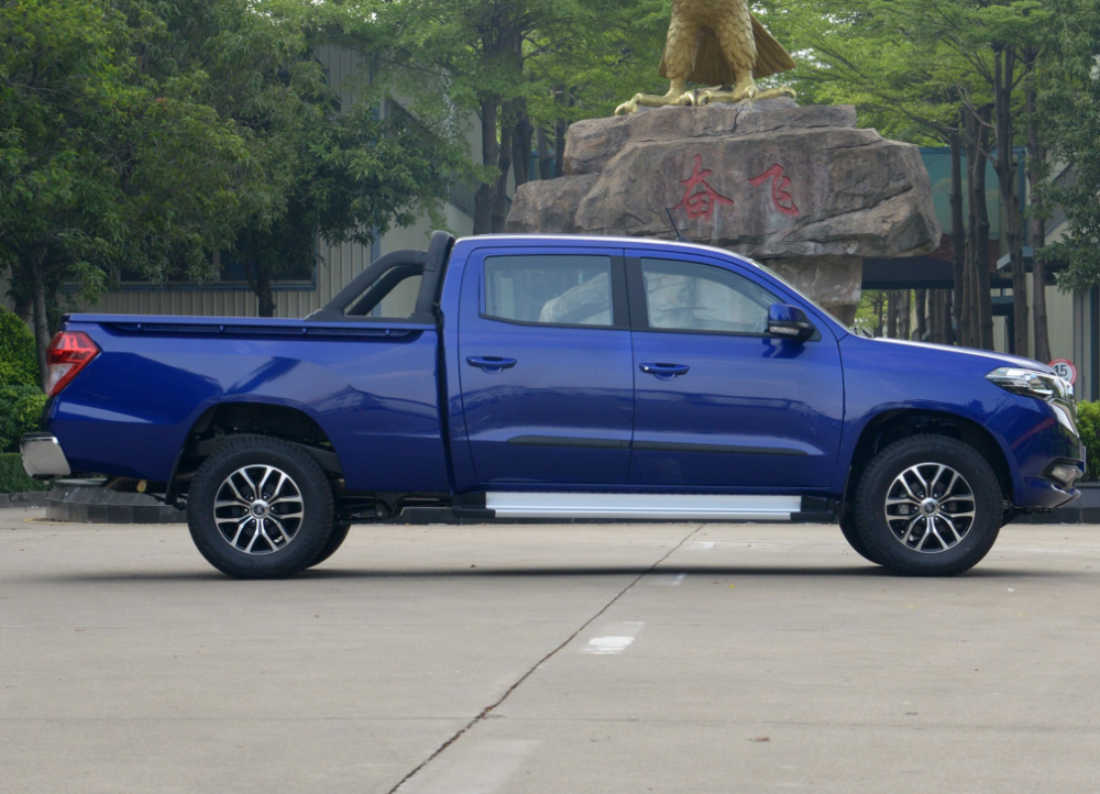 又一国产硬派越野皮卡来了,五角星车标,汽油柴油都有!定位亲民