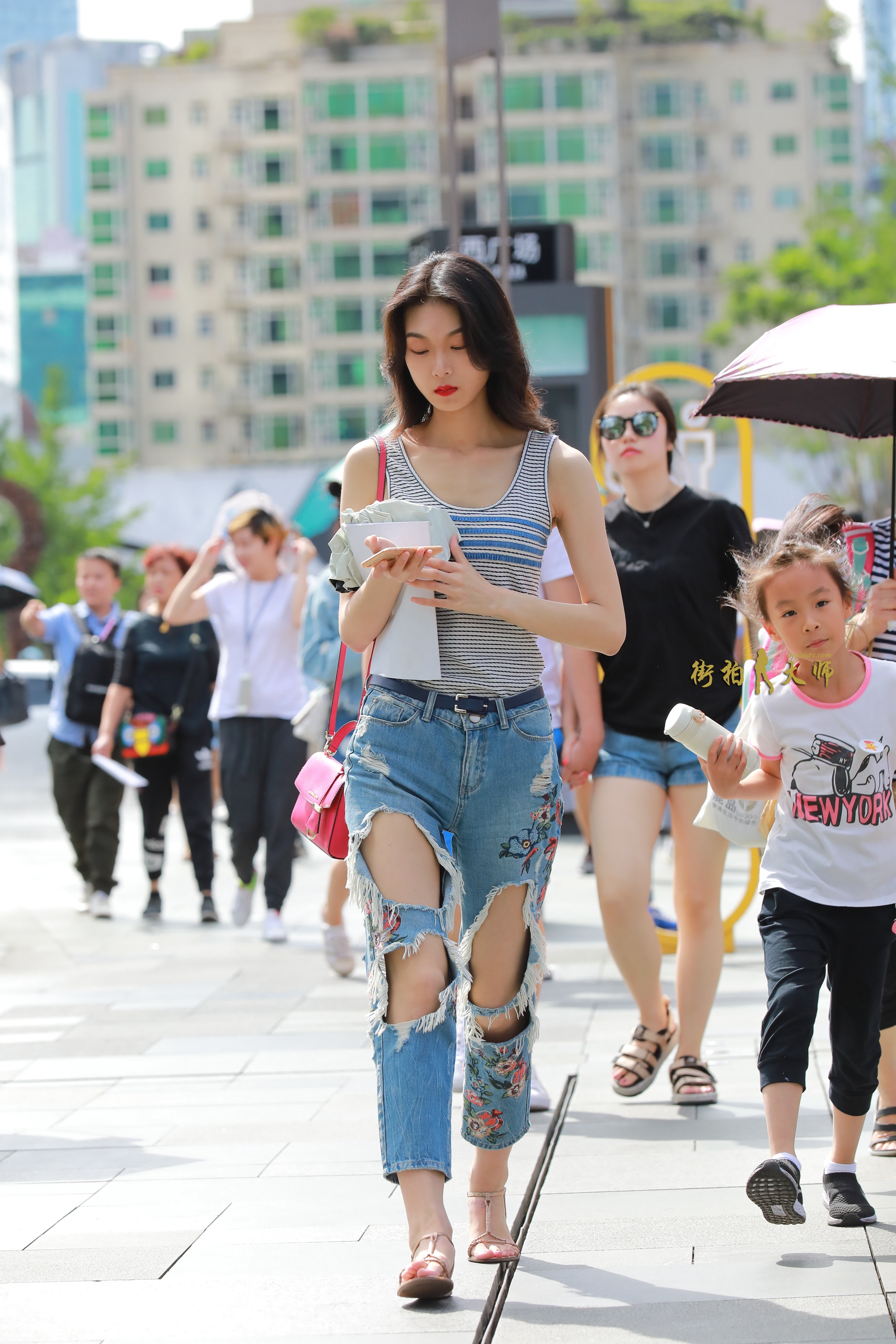 街拍:短发小姐姐穿背心搭配破洞牛仔裤,时尚帅气,我喜欢!