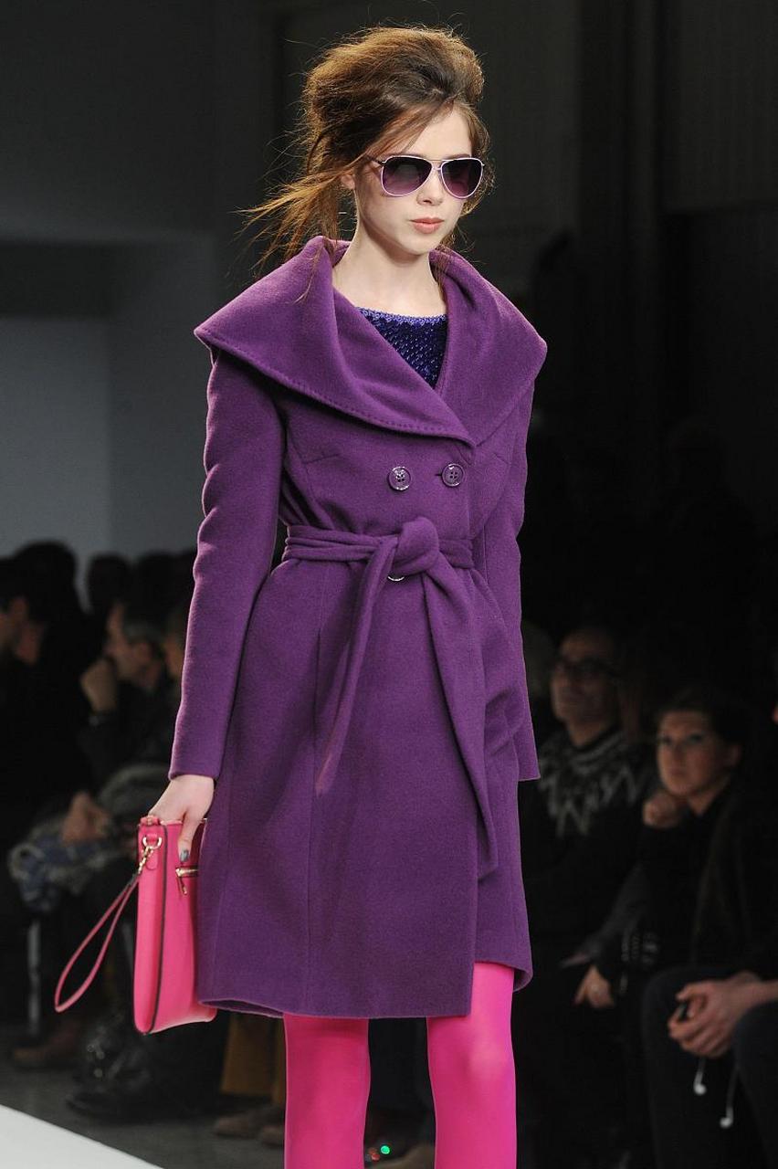 深紫色大衣是时尚界不可撼动的地位!