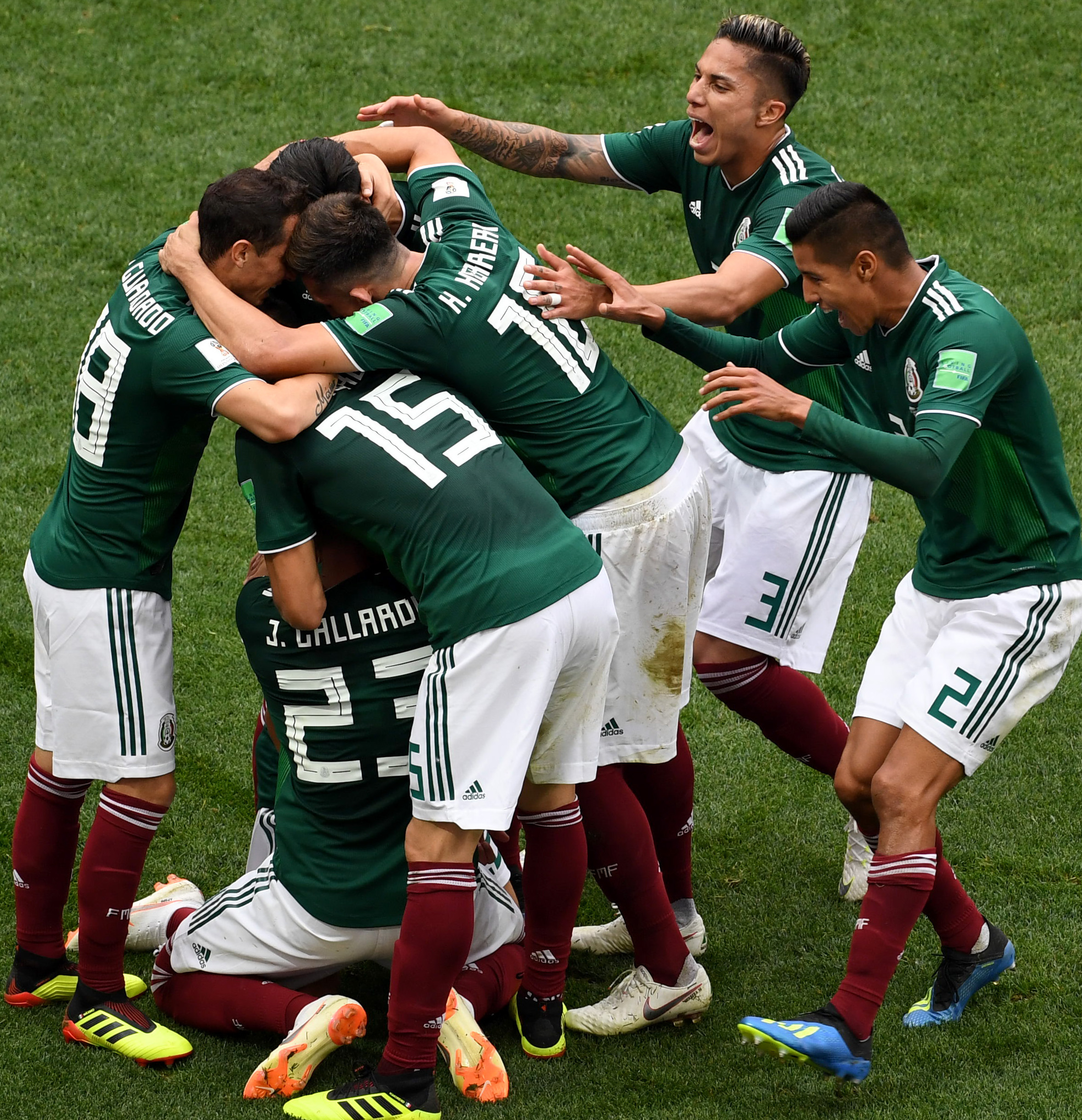 足球——f组:墨西哥队攻入一球(10)