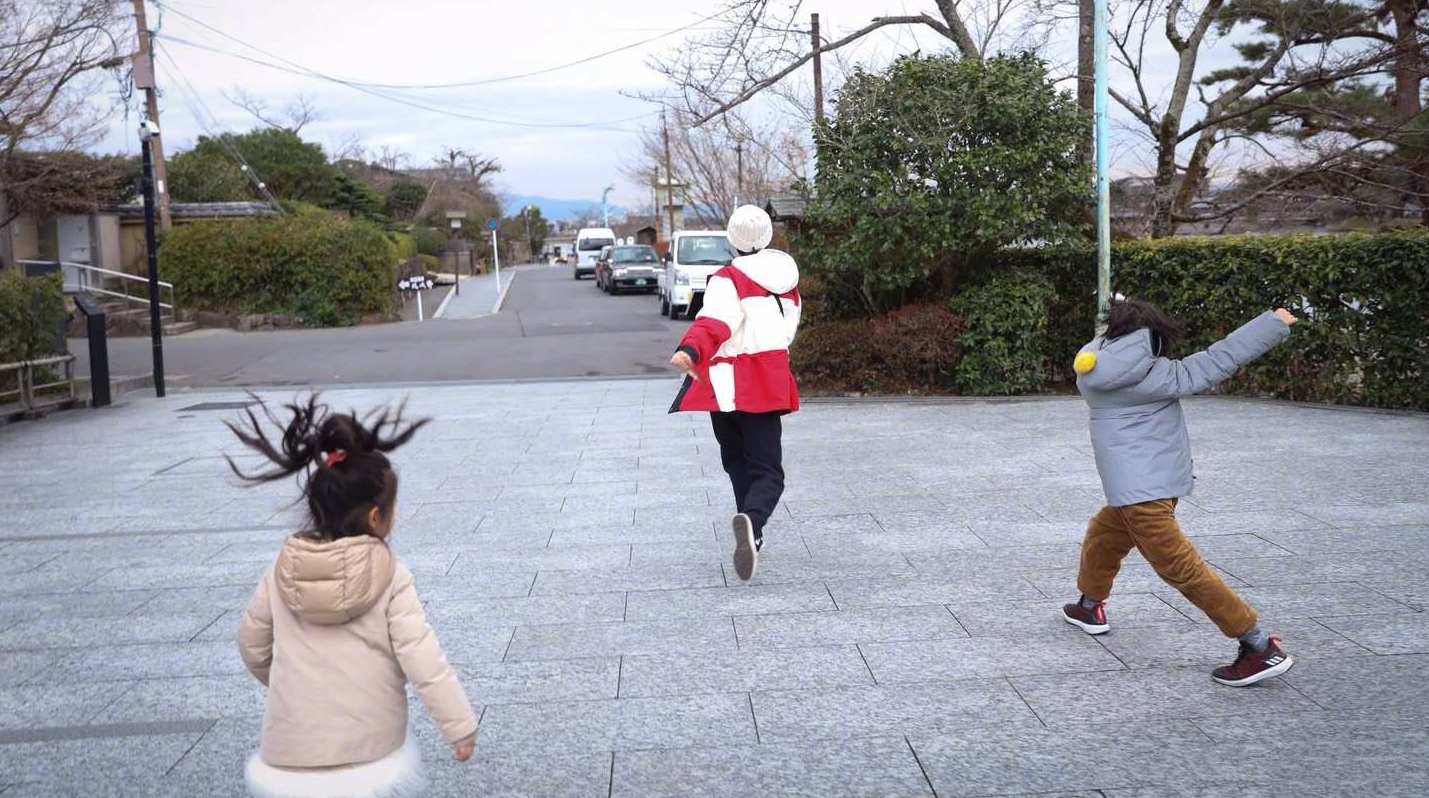 孙俪和等等小花一起放飞自我,邓超却不在其中,成为家庭摄影师