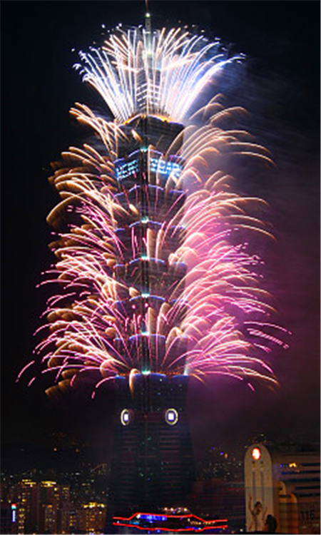 直破天际的高塔搭配炫丽的烟火,仿佛手中挥舞的荧光棒.