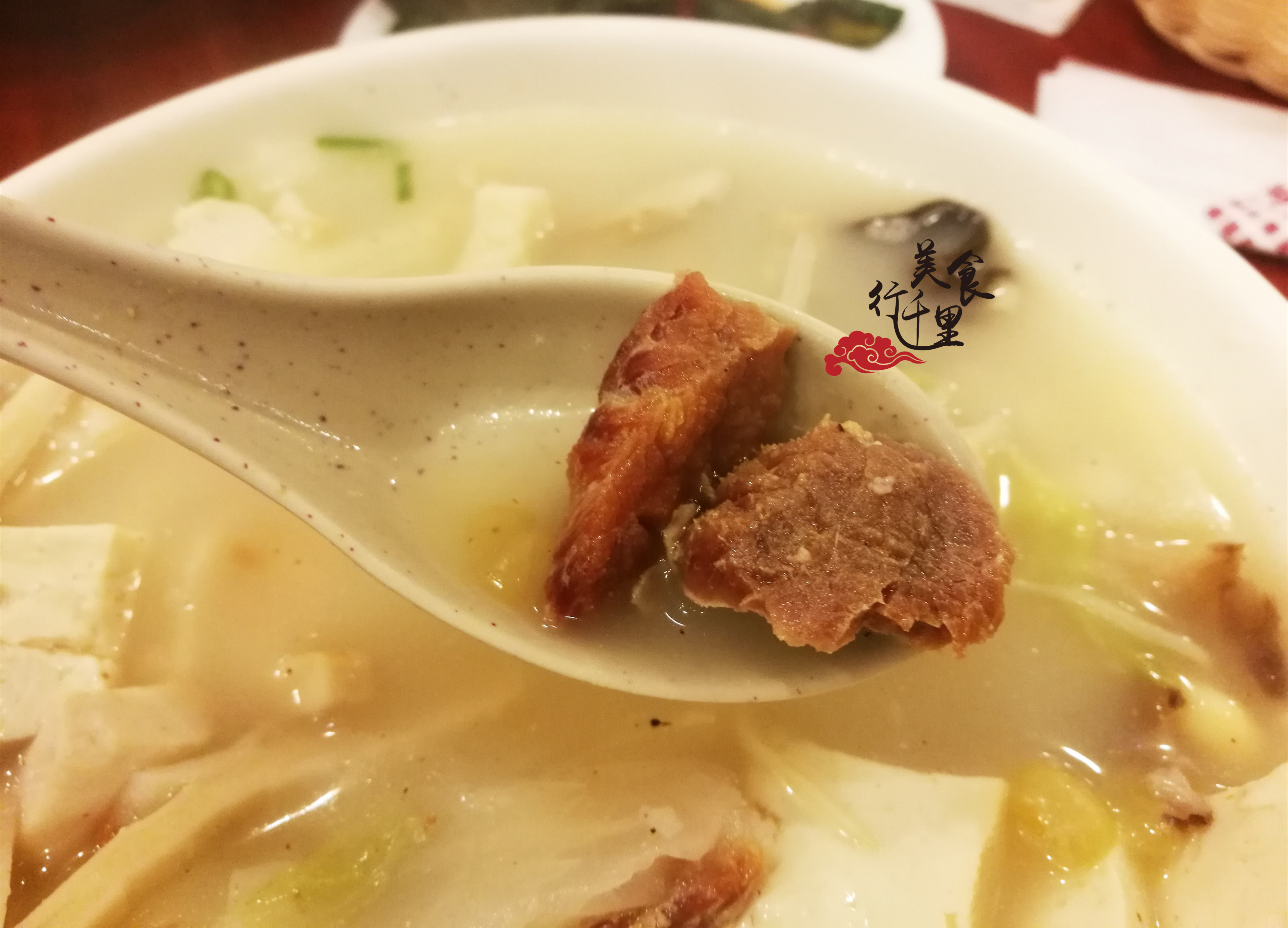 郑庄脂渣是青岛比较有名气的店之一,这家店汤汁奶白浓香,脂渣口感紧实