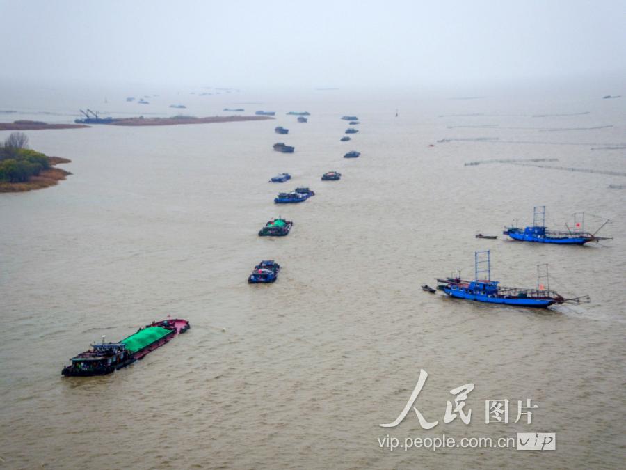 江苏洪泽湖结束多日大雾天气 湖面上船只排起长龙