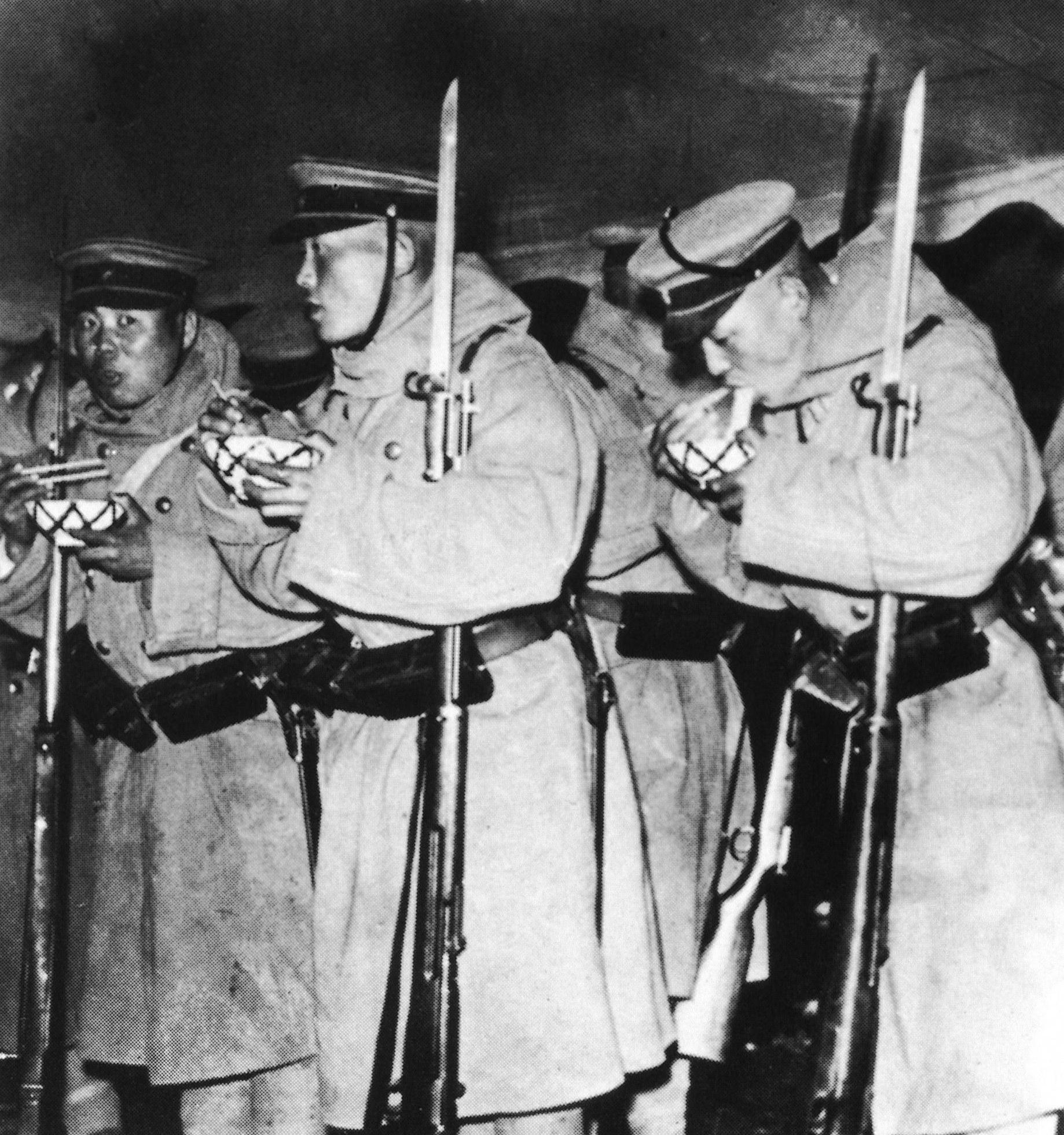 20世纪30年代,准备入侵中国的日本关东军出征前进餐