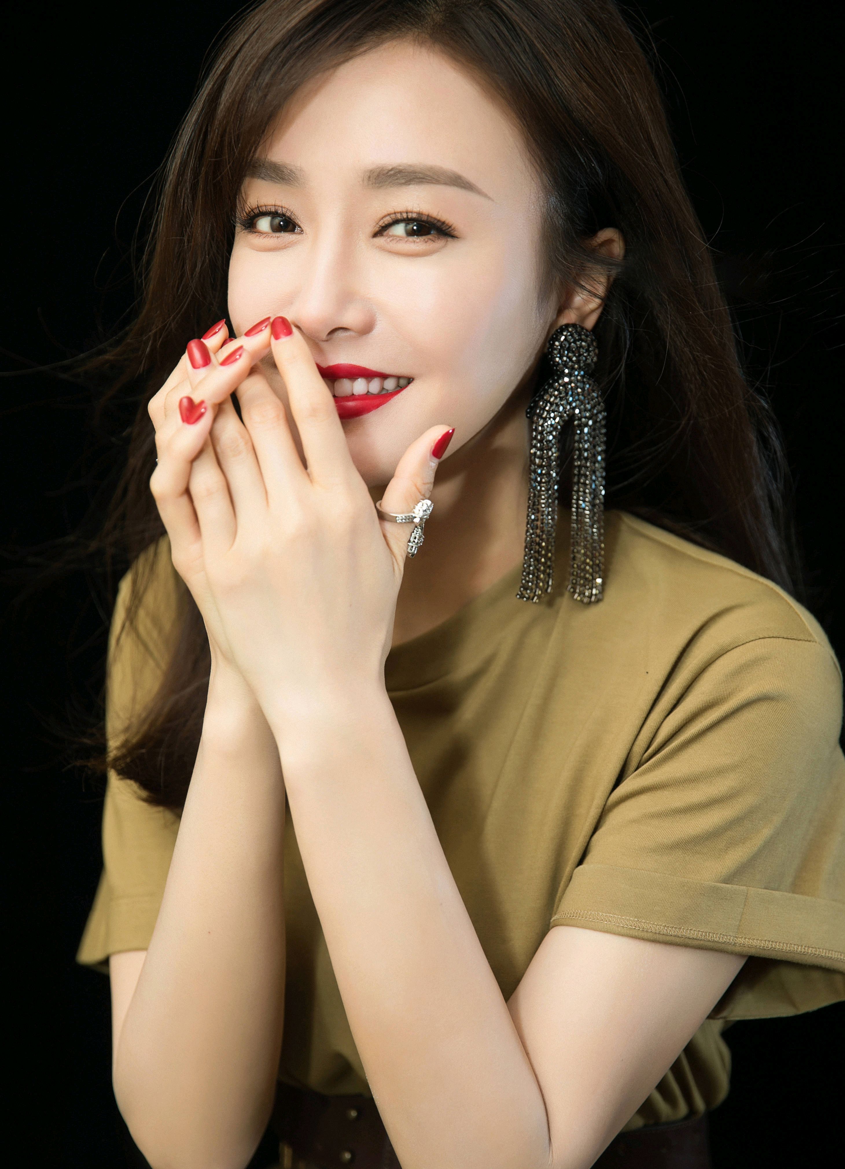 秦岚身穿简约t恤搭军绿裙,彰显造型层次,衬出雪白肌肤