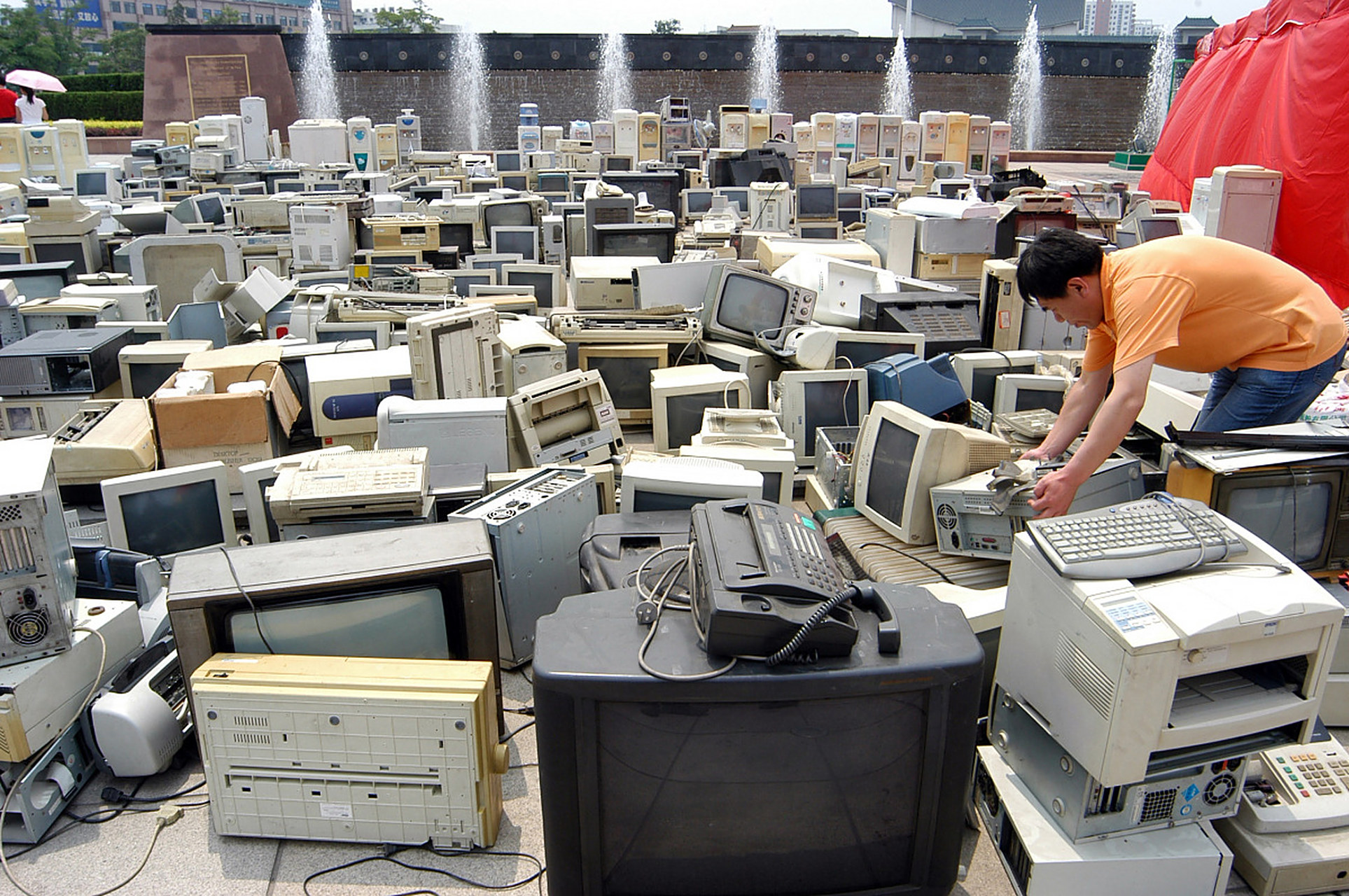 家电拆解机# 工人们将一台台电冰箱整机放上传送带,被"吃"进撕碎机后