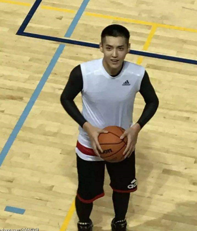 曾经参加nba名人赛的吴亦凡,篮球水平怎么样?在野球场能称霸吗