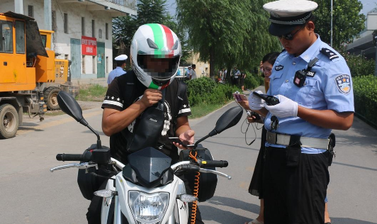 安徽男子骑摩托引发事故,为获得驾照背着树枝去交警大队认错