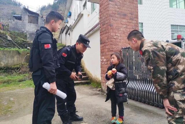 8岁小女孩只身闯进武警部队营区