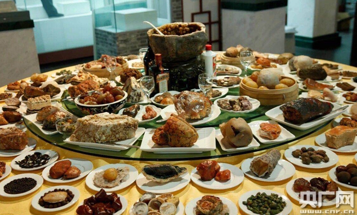 《满汉全席》奇石宴亮相宁夏博物馆